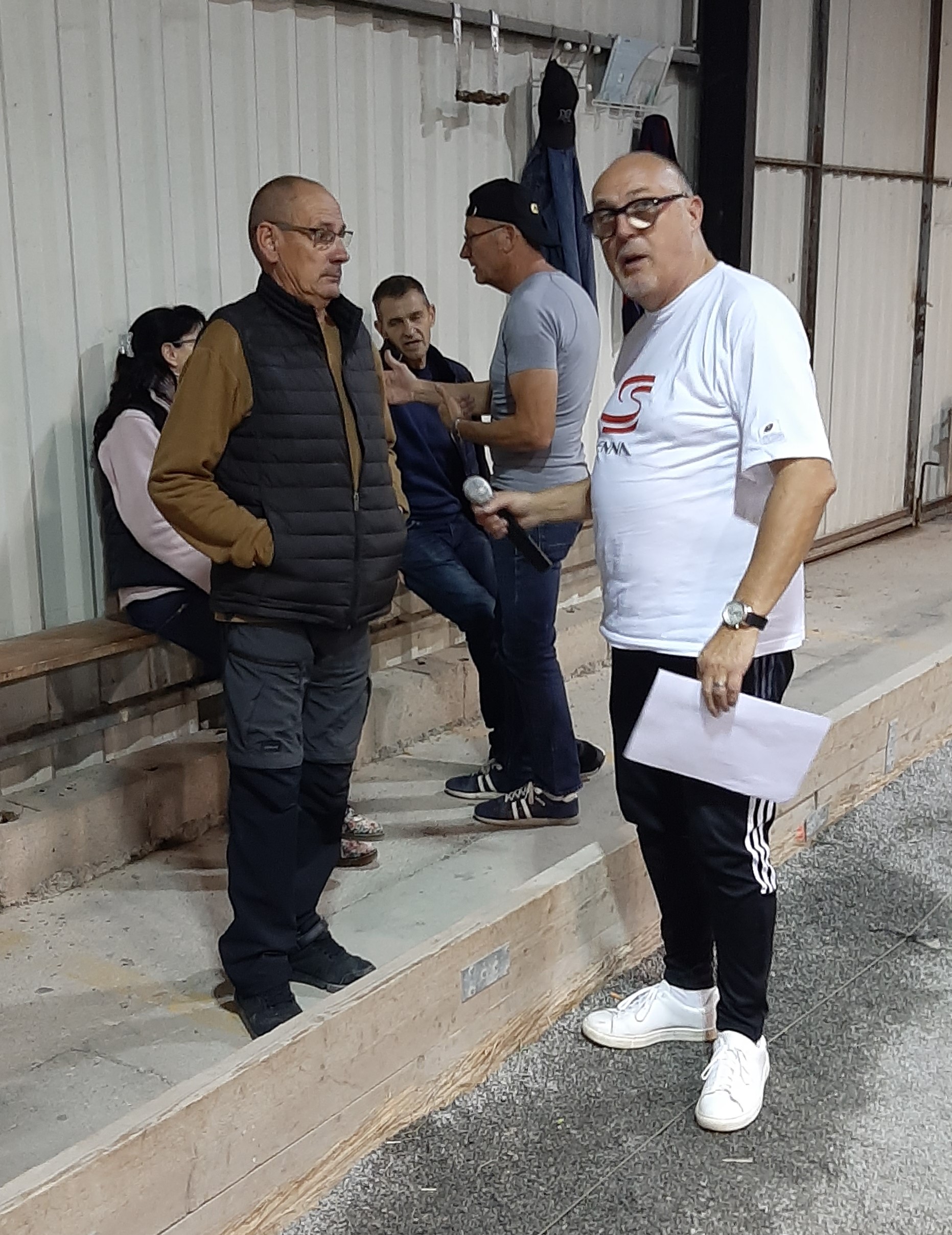 Le Président donnant ses consignes Le Président donnant ses consignes