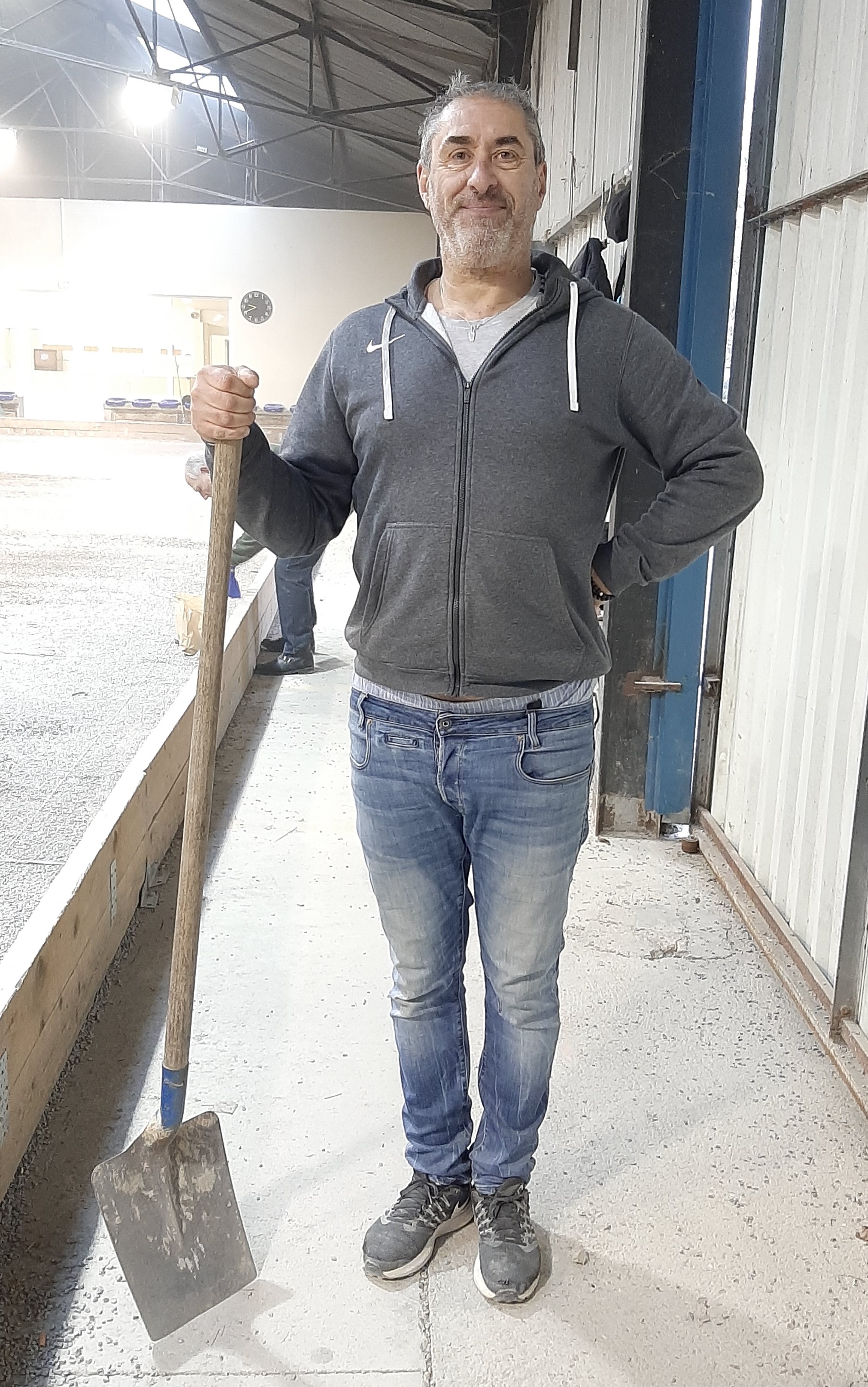 Au garde à vous , toujours prêt à donner un coup de main Au garde à vous , toujours prêt à donner un coup de main