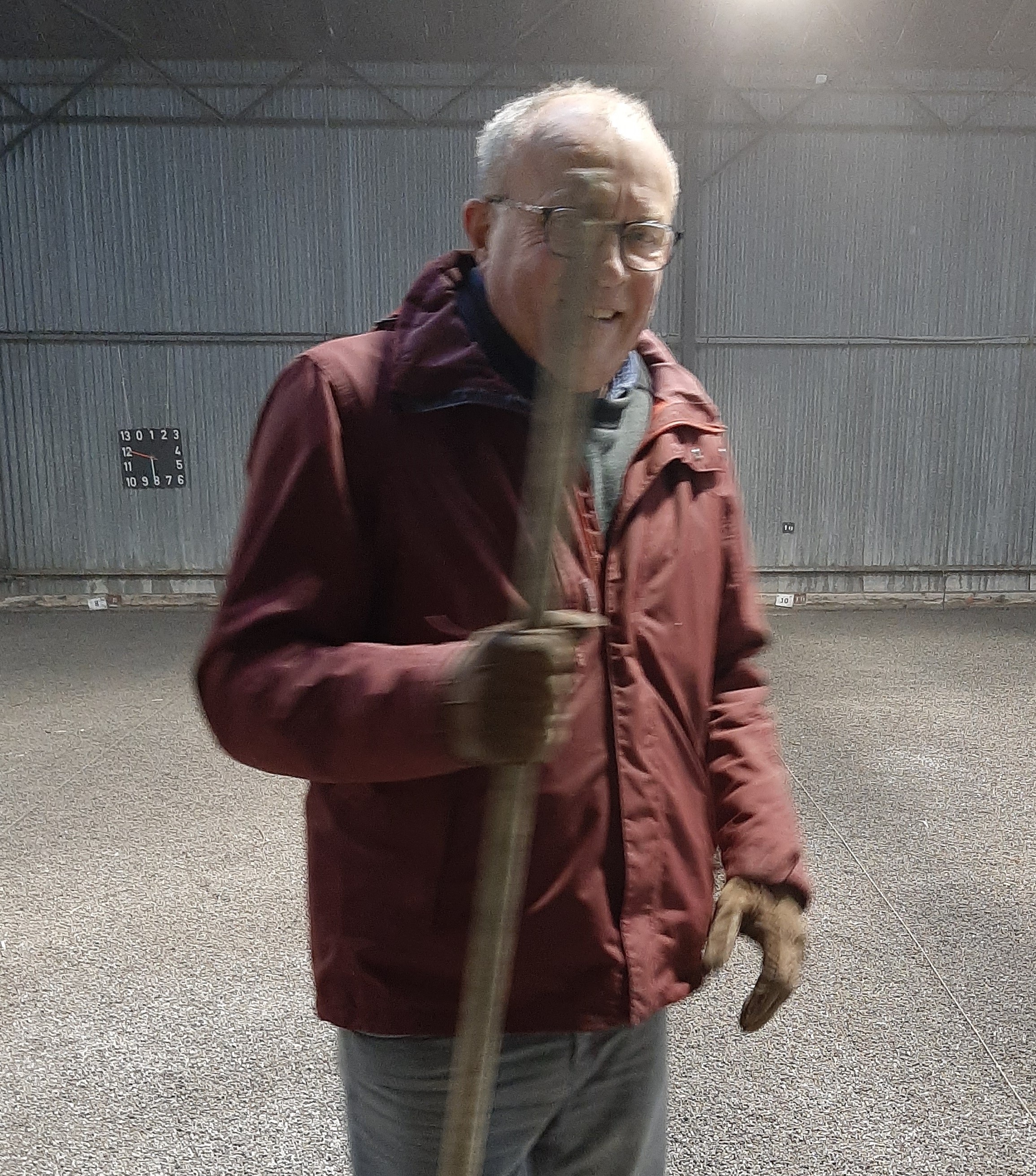 Vincent à voulu se cacher mais le manche du râteau n'était pas assez grand Vincent à voulu se cacher mais le manche du râteau n'était pas assez grand