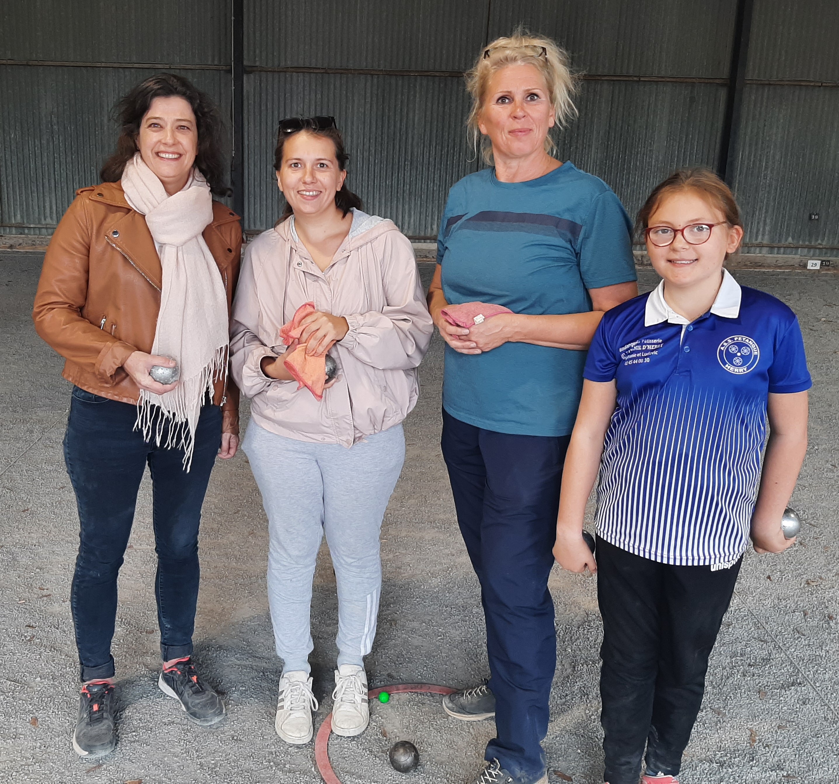 Valérie et Kelly entourées de leurs adversaires