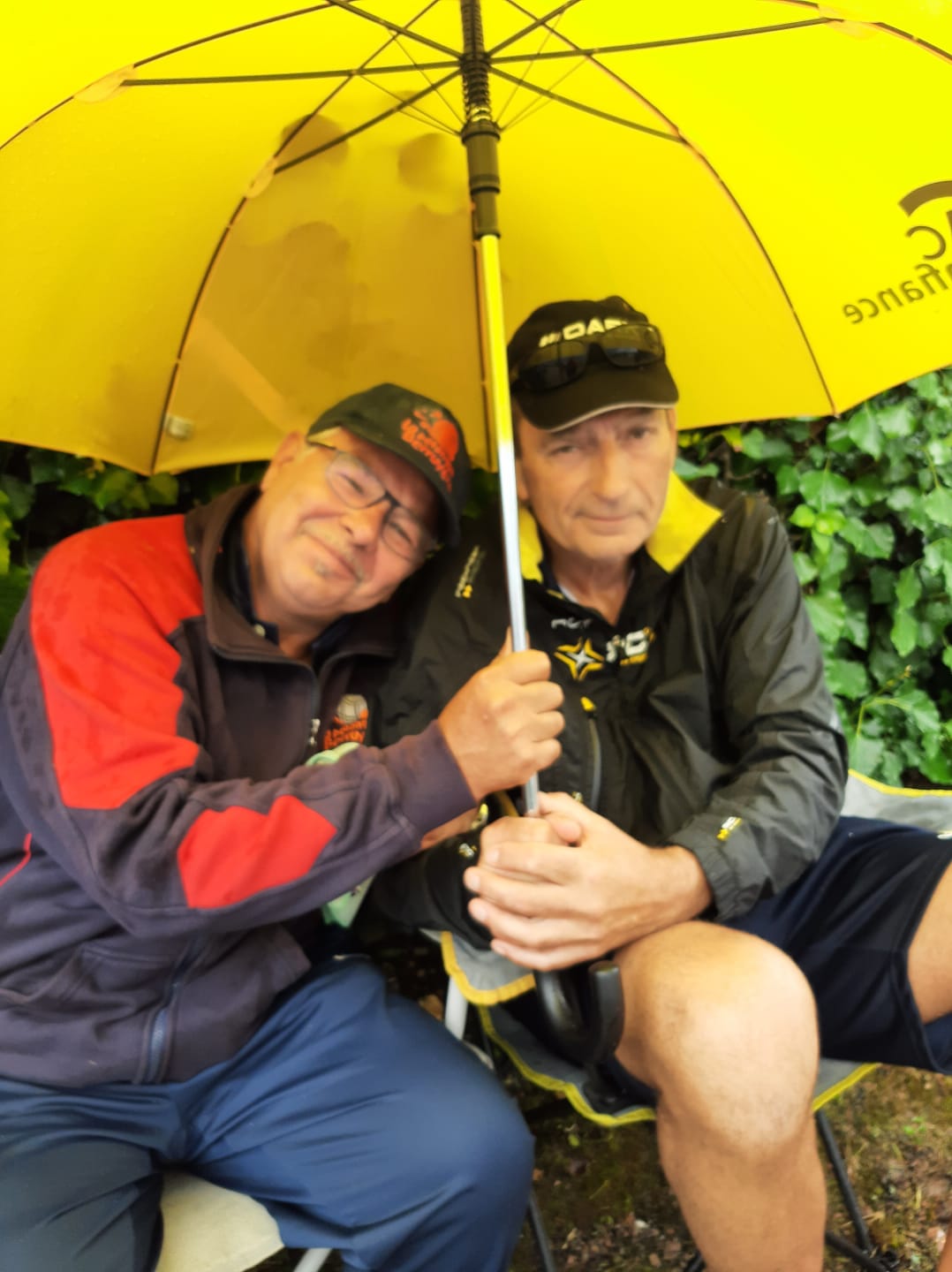 Sous un p'tit coin d'parapluie....