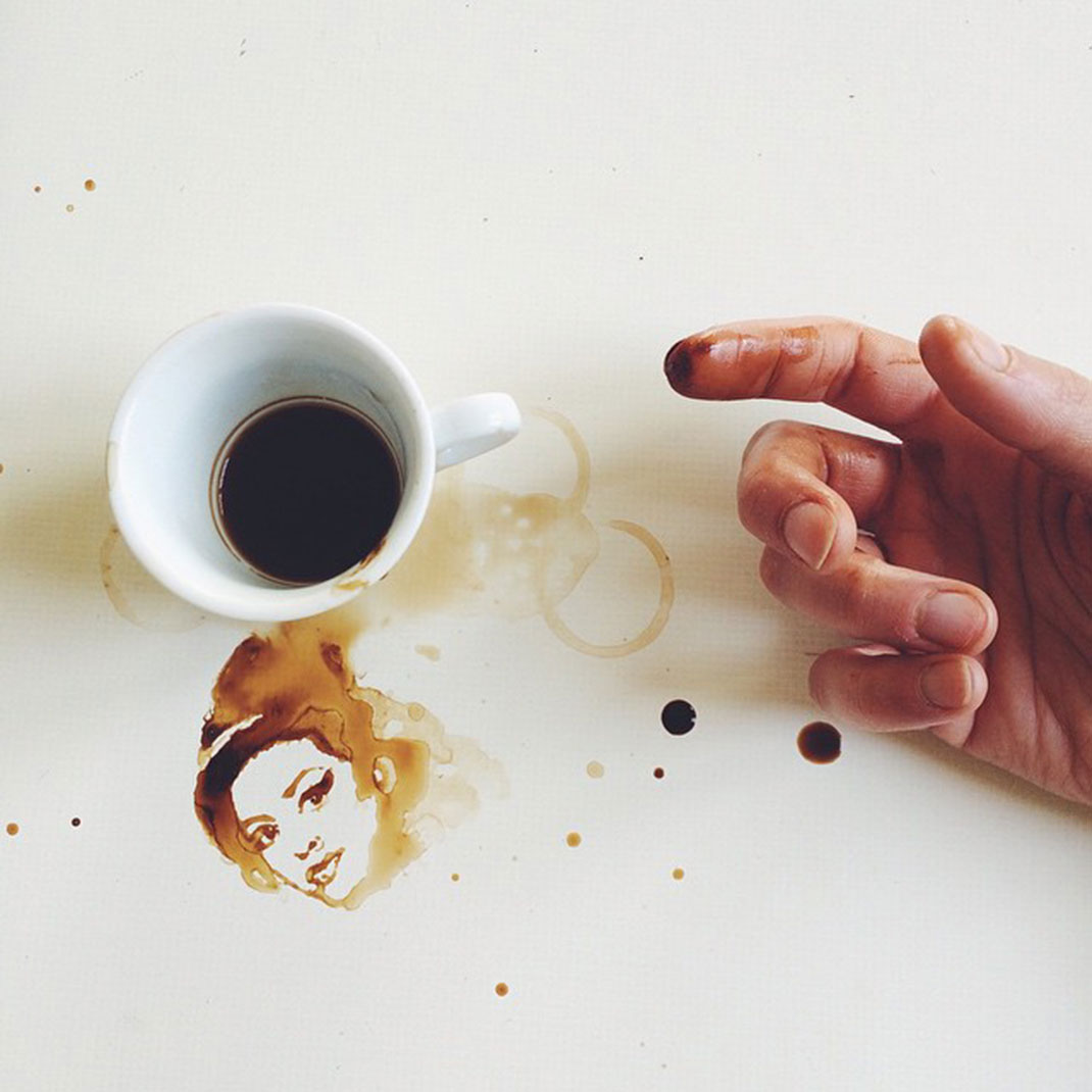 Oeuvres d'art avec des gouttes de café