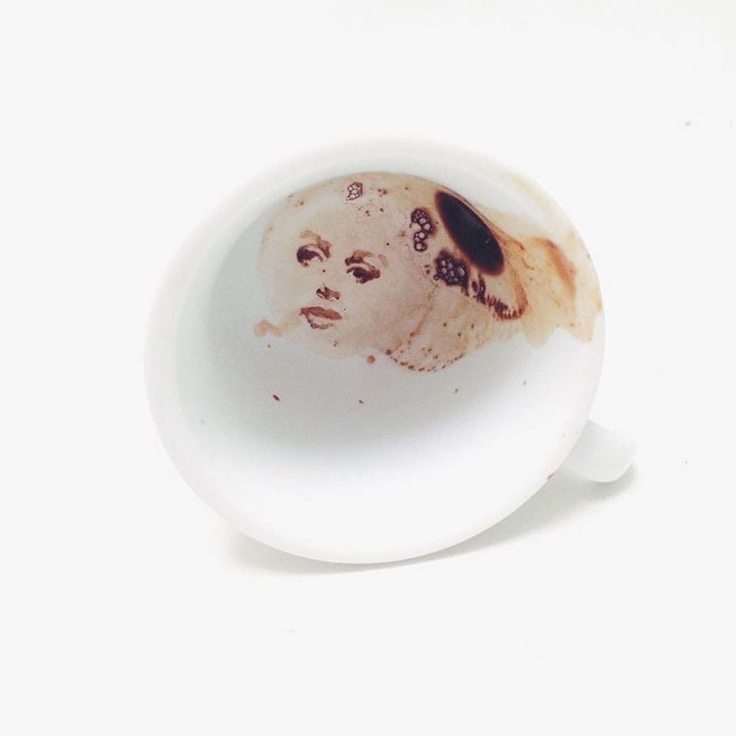 Oeuvres d'art avec des gouttes de café