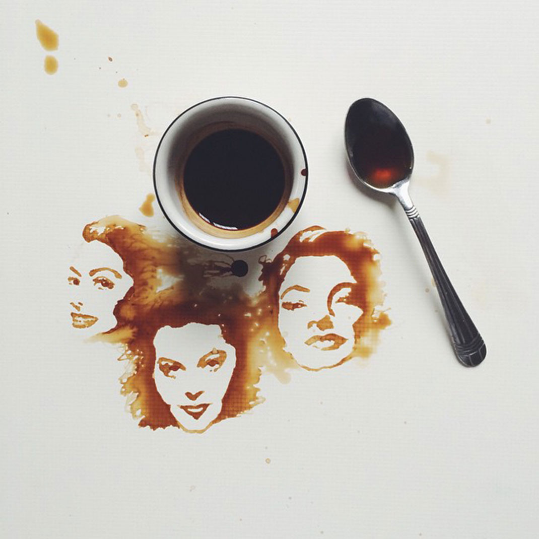 Oeuvres d'art avec des gouttes de café
