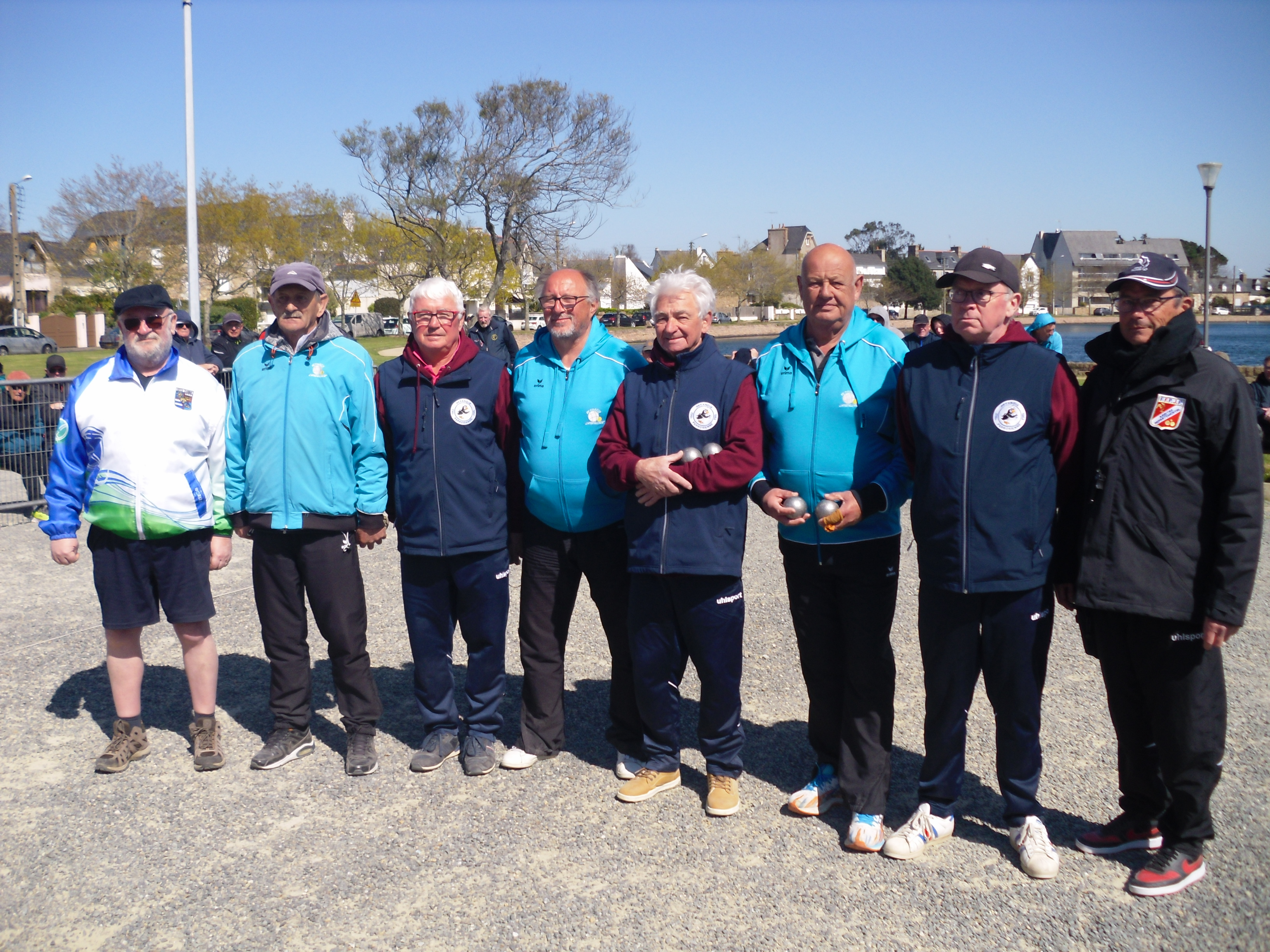 Finalistes Championnat vétérans Triplette avec le Comité et arbitre.