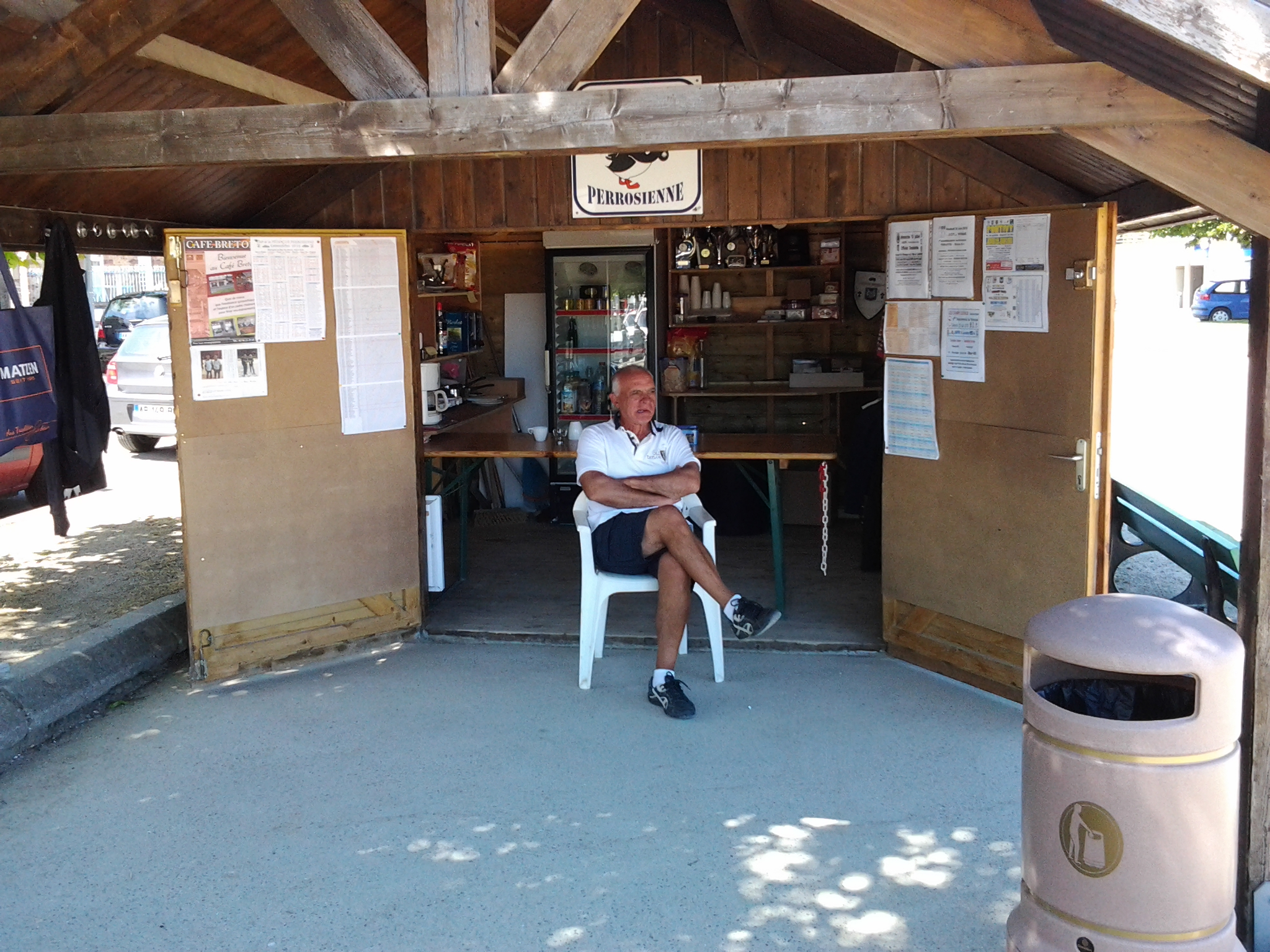 momo barman toujours de bonne humeur momo barman toujours de bonne humeur