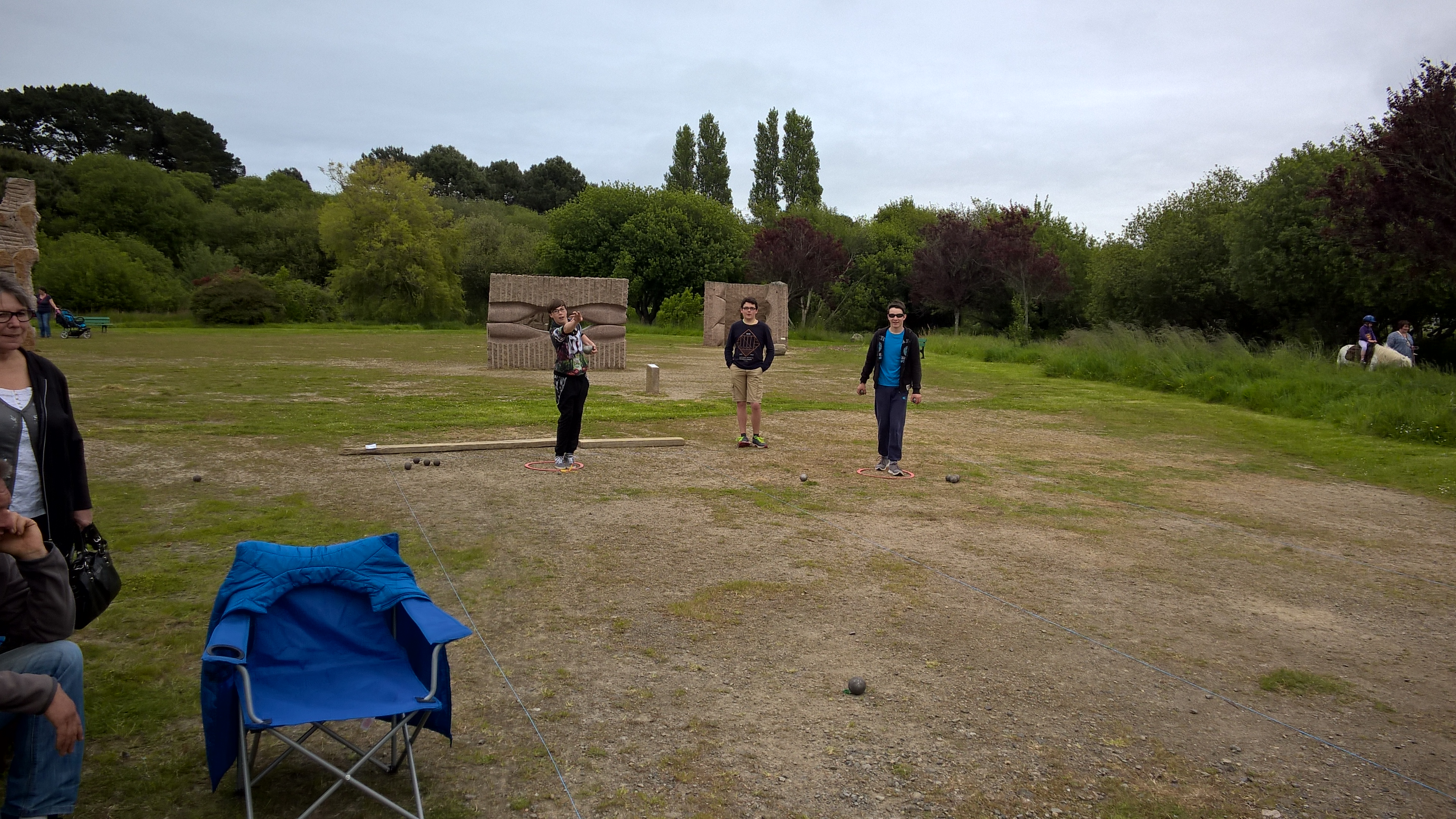 Aprentissage a la petanque stand tenue par le club de petanque perros Super journee dans un cadre idylique