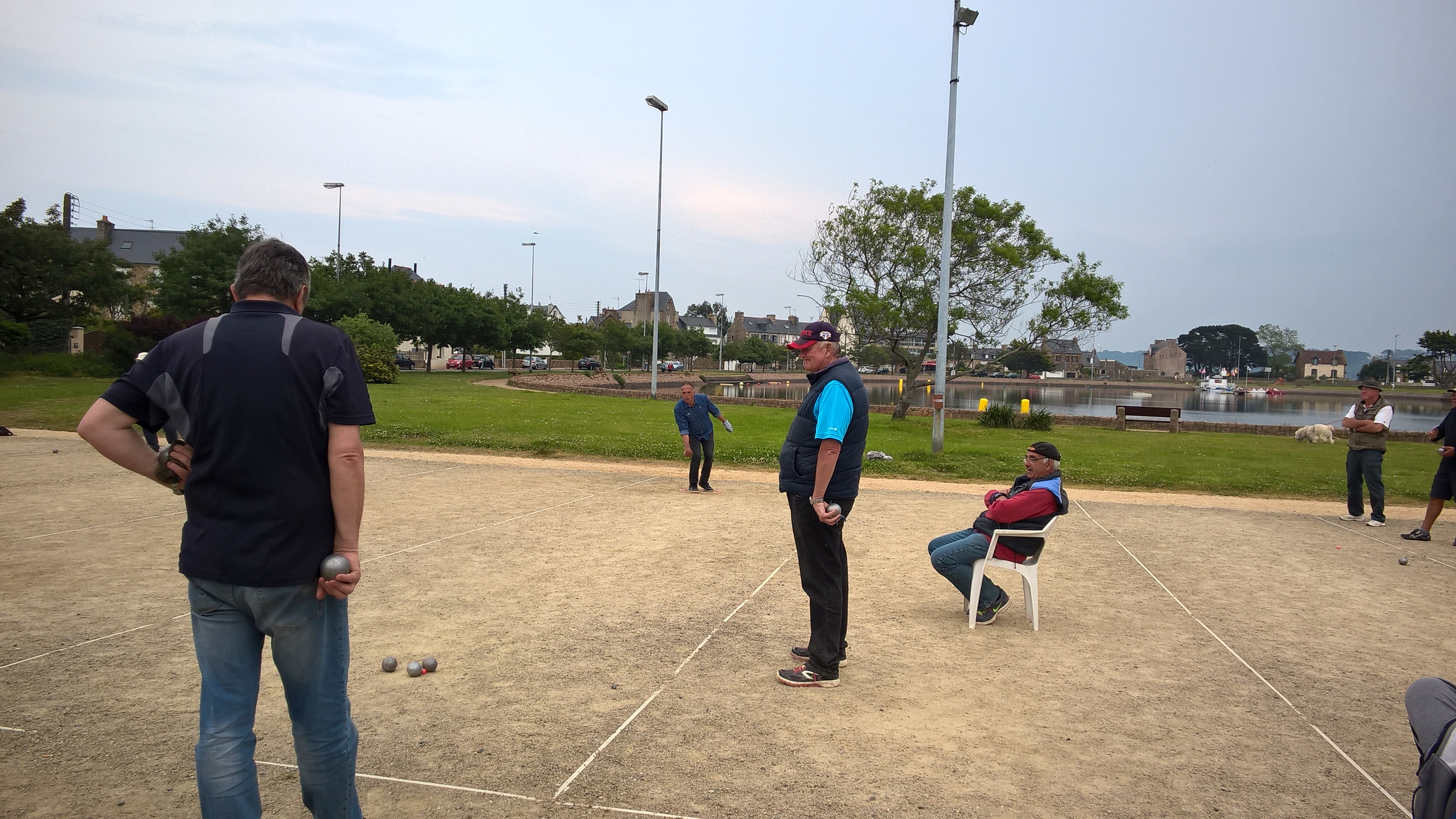 Melino vue de dos ( c,est mieux) vainqueur du concours avec l,infame Ringo Melino vue de dos ( c,est mieux) vainqueur du concours avec l,infame Ringo