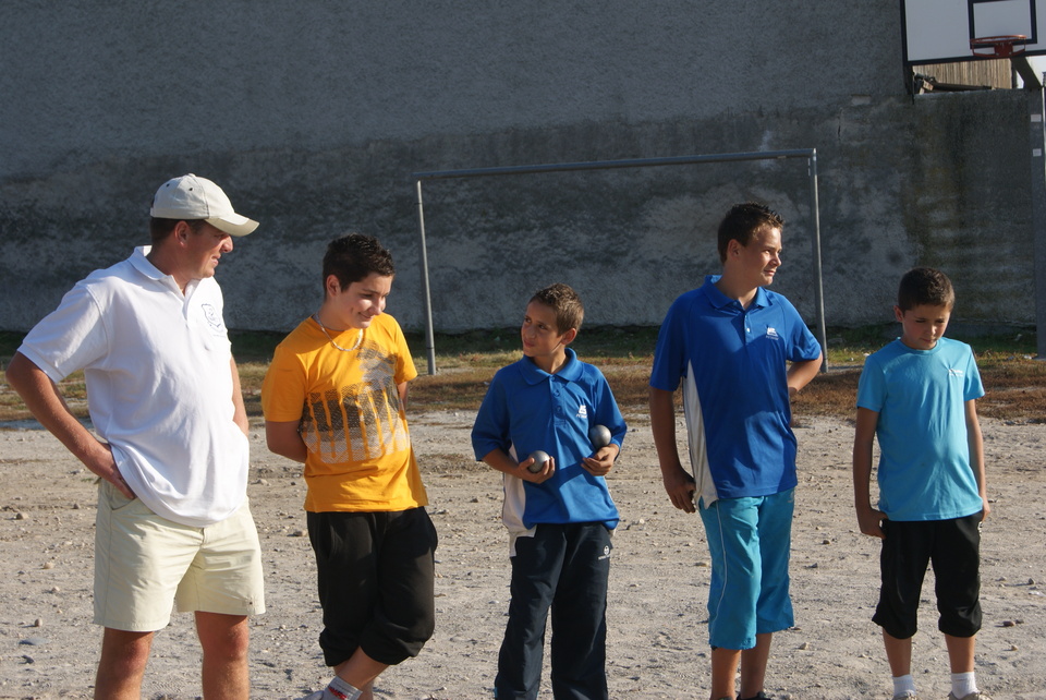 Les jeunes attentifs ainsi que Damien et Philippe en pleine discussion Les jeunes attentifs ainsi que Damien et Philippe en pleine discussion