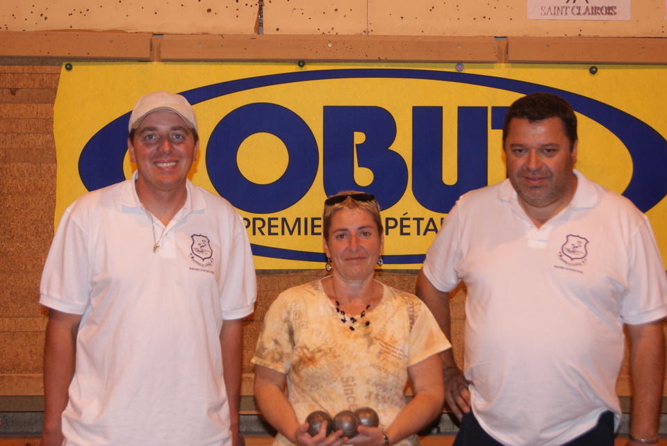 La gagnante de la tombola entourée des deux champions (et co-équipiers d'un soir) La gagnante de la tombola entourée des deux champions (et co-équipiers d'un soir)