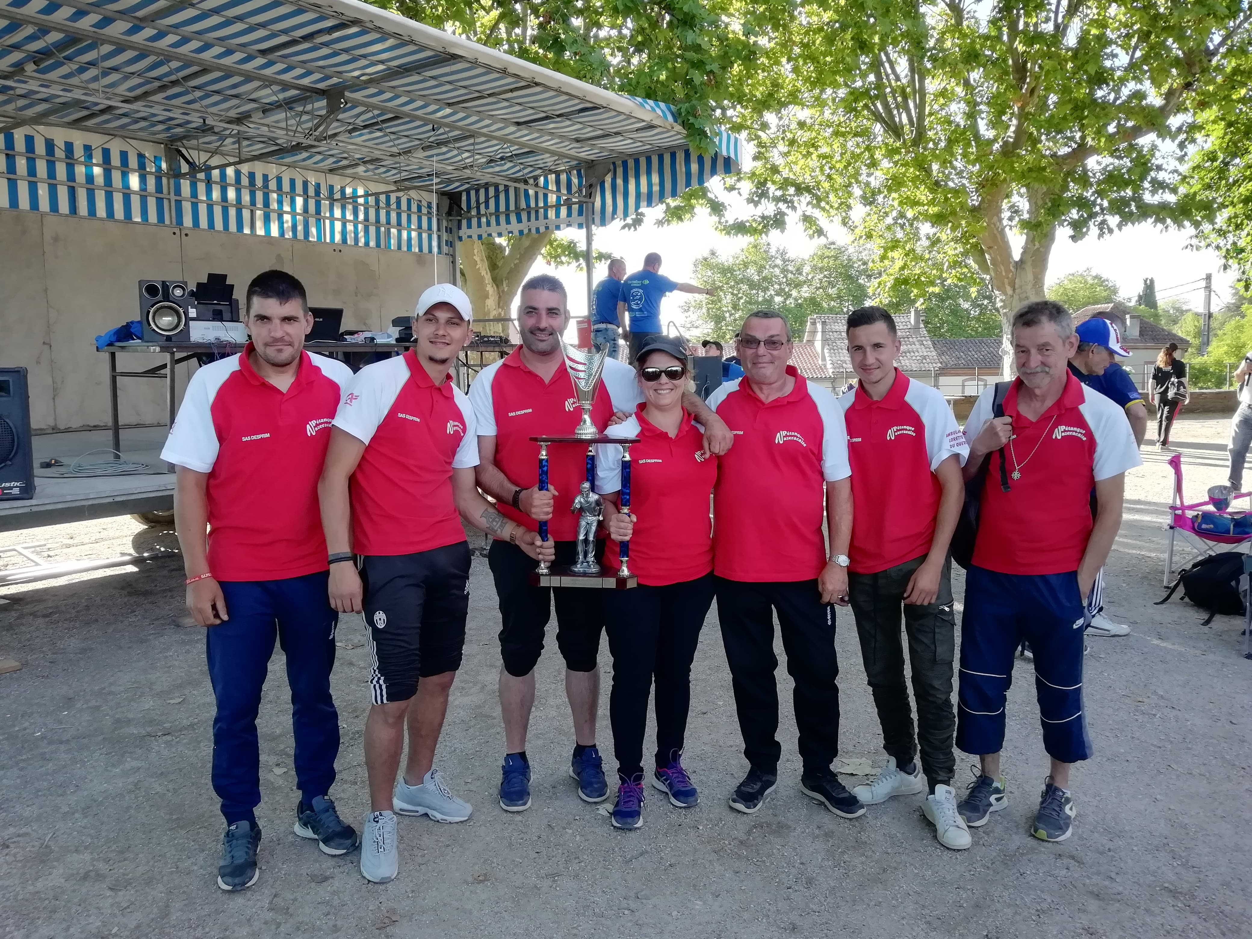 Félicitations à la fine équipe. Félicitations à la fine équipe.