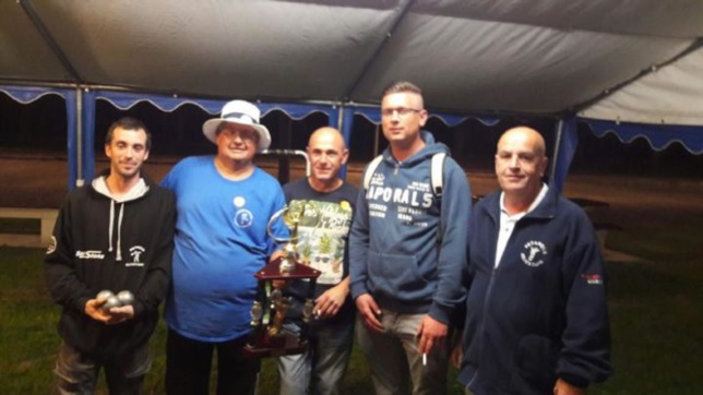 photo de la demi-finale avec notre ami didier RAFFESTIN (à droite) photo de la demi-finale avec notre ami didier RAFFESTIN (à droite)