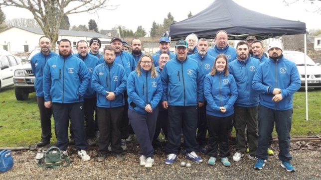 les 2 équipes avant la rencontre sous un temps maussade et venteux les 2 équipes avant la rencontre sous un temps maussade et venteux