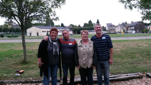 Jean-yves , tu t'es trompé , ta femme elle est à ta gauche Jean-yves , tu t'es trompé , ta femme elle est à ta gauche