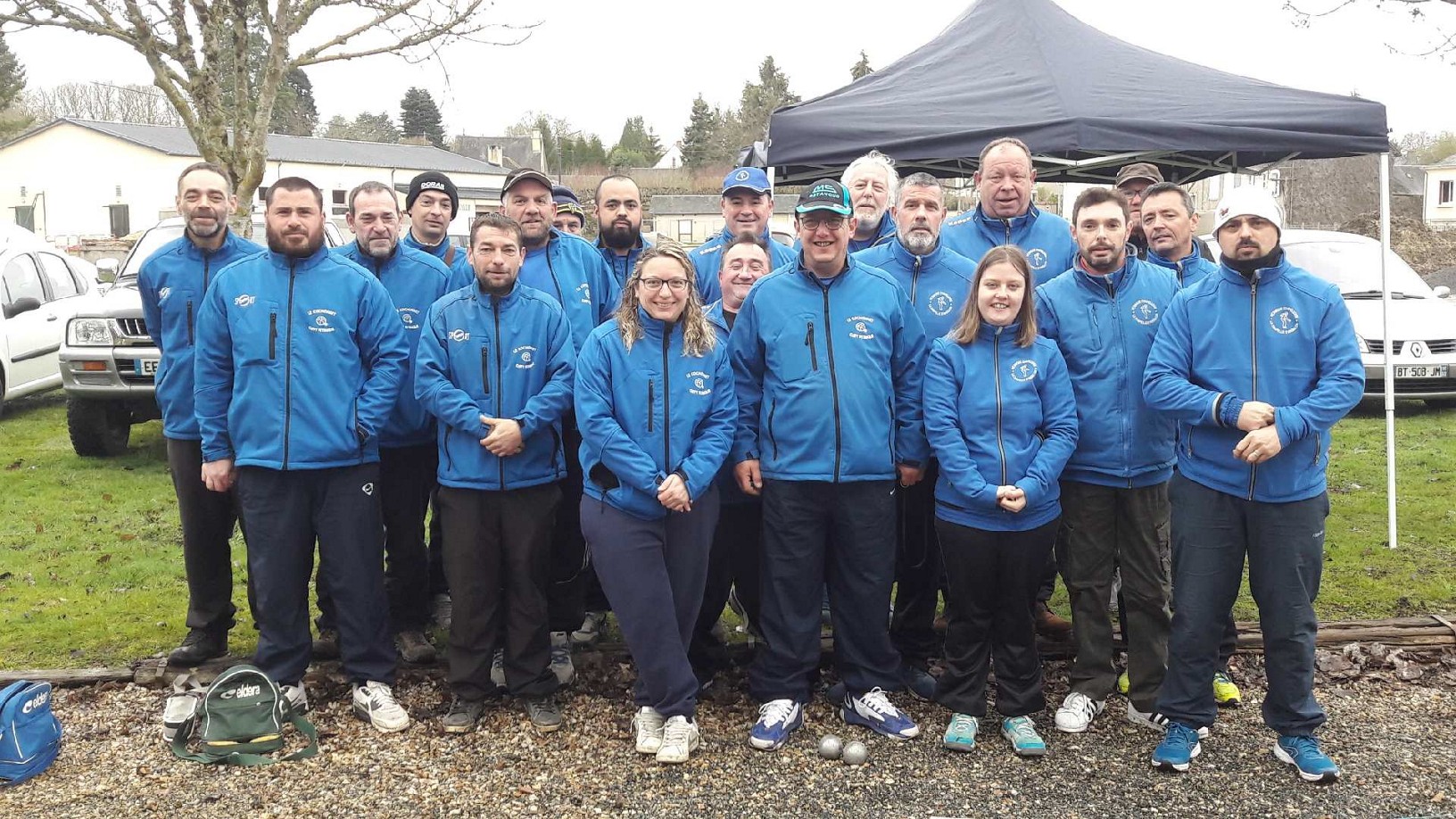 les 2 équipes avant la rencontre sous un temps maussade et venteux les 2 équipes avant la rencontre sous un temps maussade et venteux