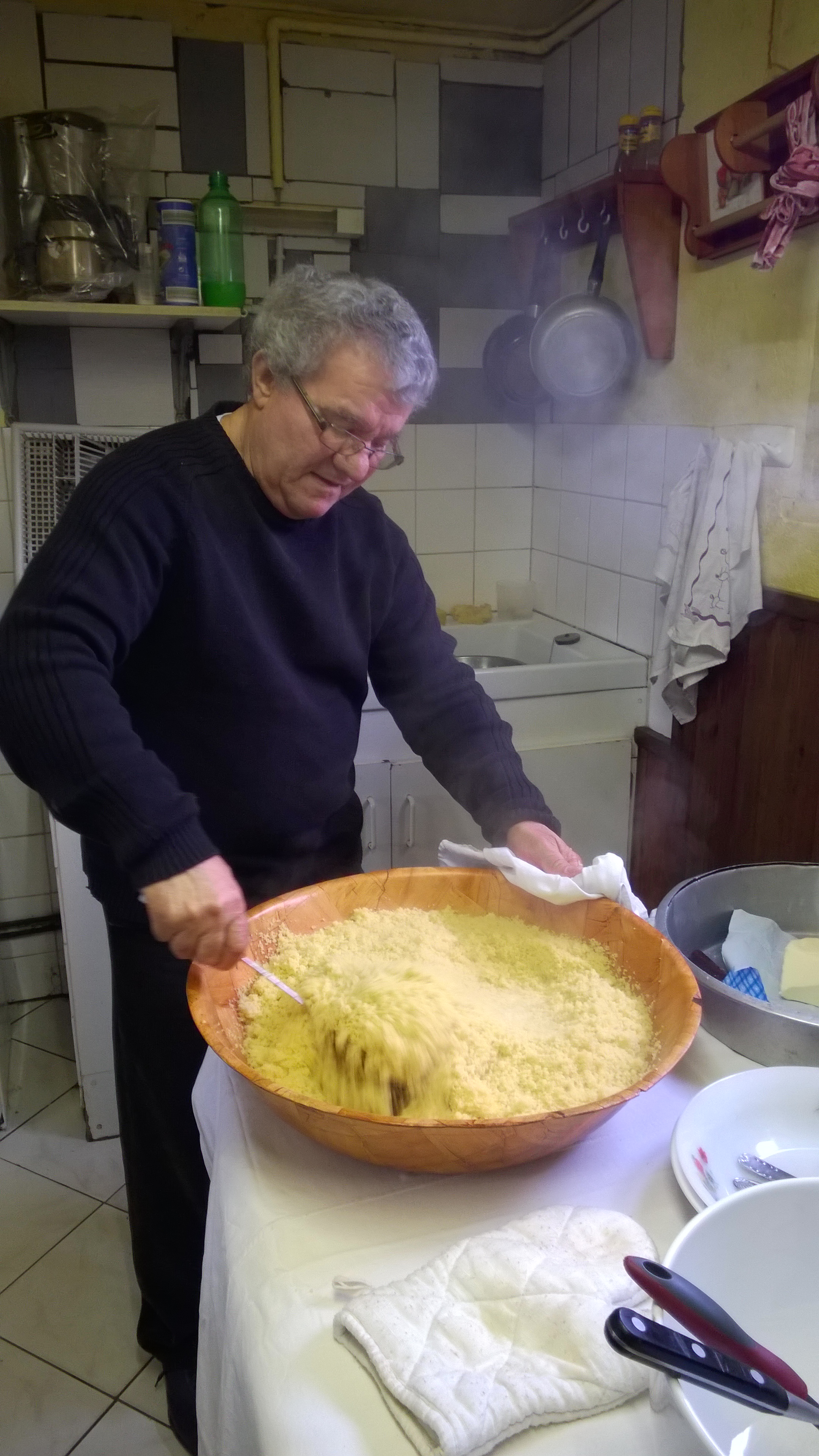 Un moment important du couscous : la préparation de la semoule