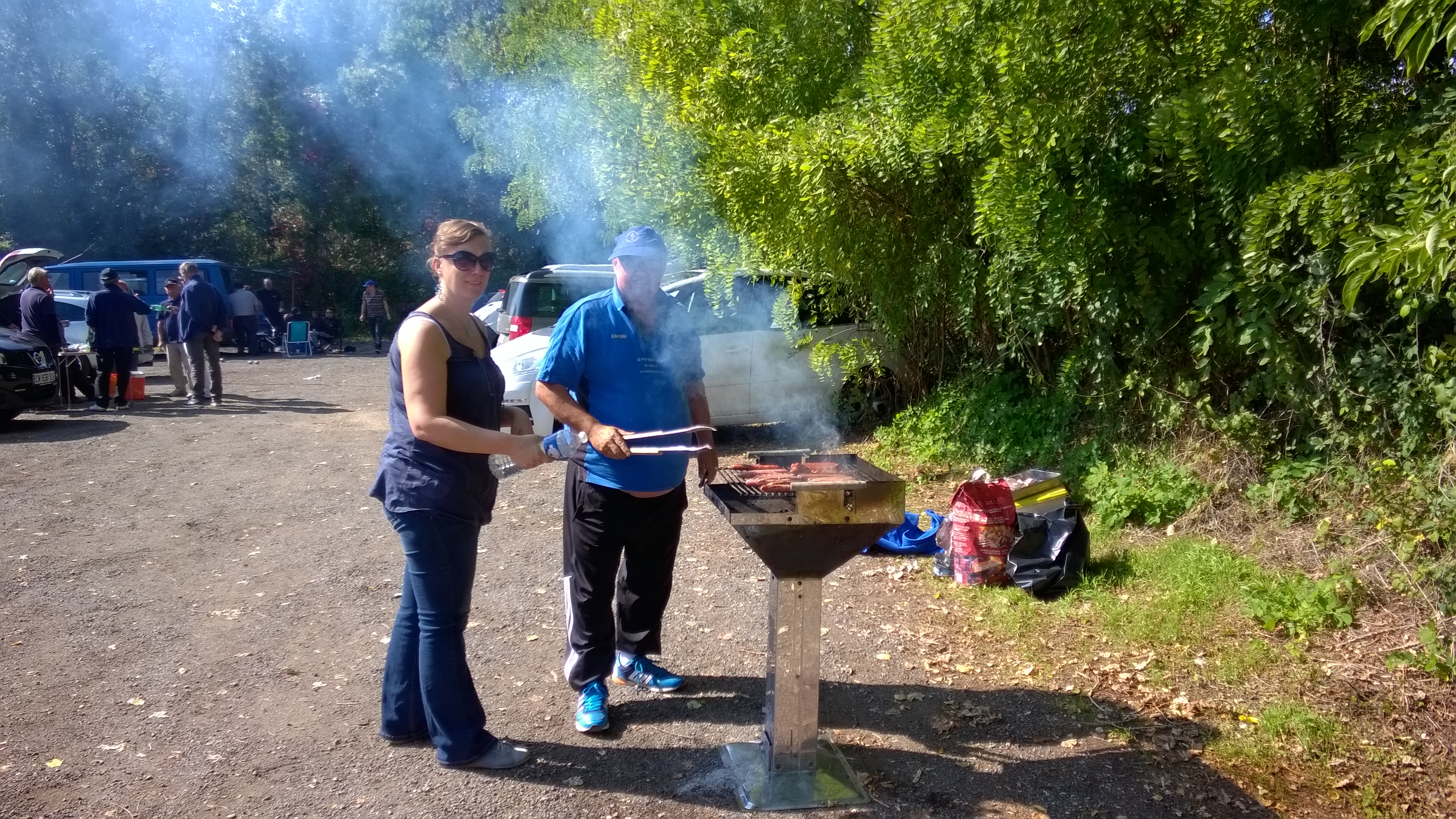 Le president au barbecue avec son assistante delphine