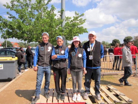 Chiarot kevin-Chiarot benoit-Lagardere Charlotte-coah Dupont jean claude-vainqueur du Tarn-défaite contre le Tarn et Garonne futur championt de ligue-vainqueur de L'ariège-défaite contre la Haute Garonne ils finissent troisiéme de leurs groupe.bravo a eux . Chiarot kevin-Chiarot benoit-Lagardere Charlotte-coah Dupont jean claude-vainqueur du Tarn-défaite contre le Tarn et Garonne futur championt de ligue-vainqueur de L'ariège-défaite contre la Haute Garonne ils finissent troisiéme de leurs groupe.bravo a eux .