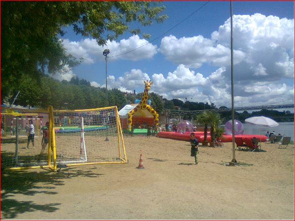 Pétanque trévoltienne : Trévoux plage  .