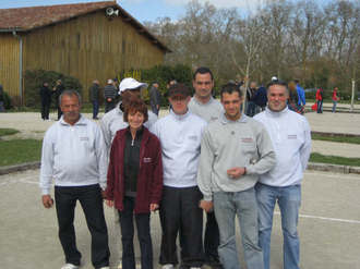 L'équipe victorieuse d'Albias avec le coach L'équipe victorieuse d'Albias avec le coach