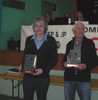 Guy Lagarde avec le trophée de Champion des Clubs 1ère division