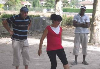 Denise Murciano encadrée par ses gardes du corps !