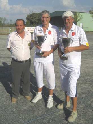 Les Champions 2012 avec leur fidèle délégué, Claude Moncuquet Les Champions 2012 avec leur fidèle délégué, Claude Moncuquet