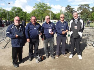Les vainqueurs, leur président et Guy Lagarde (arbitre de la finale)
