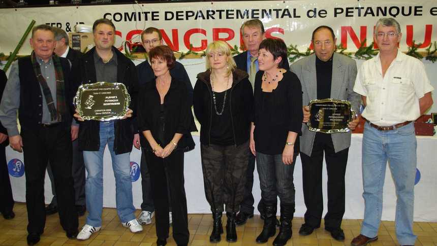 Lors de la remise du trophée en 2008 pour le titre de Champion de 2ème division