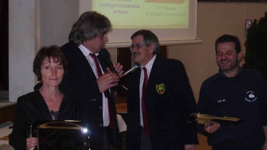 Solange avec son plateau argenté Solange avec son plateau argenté