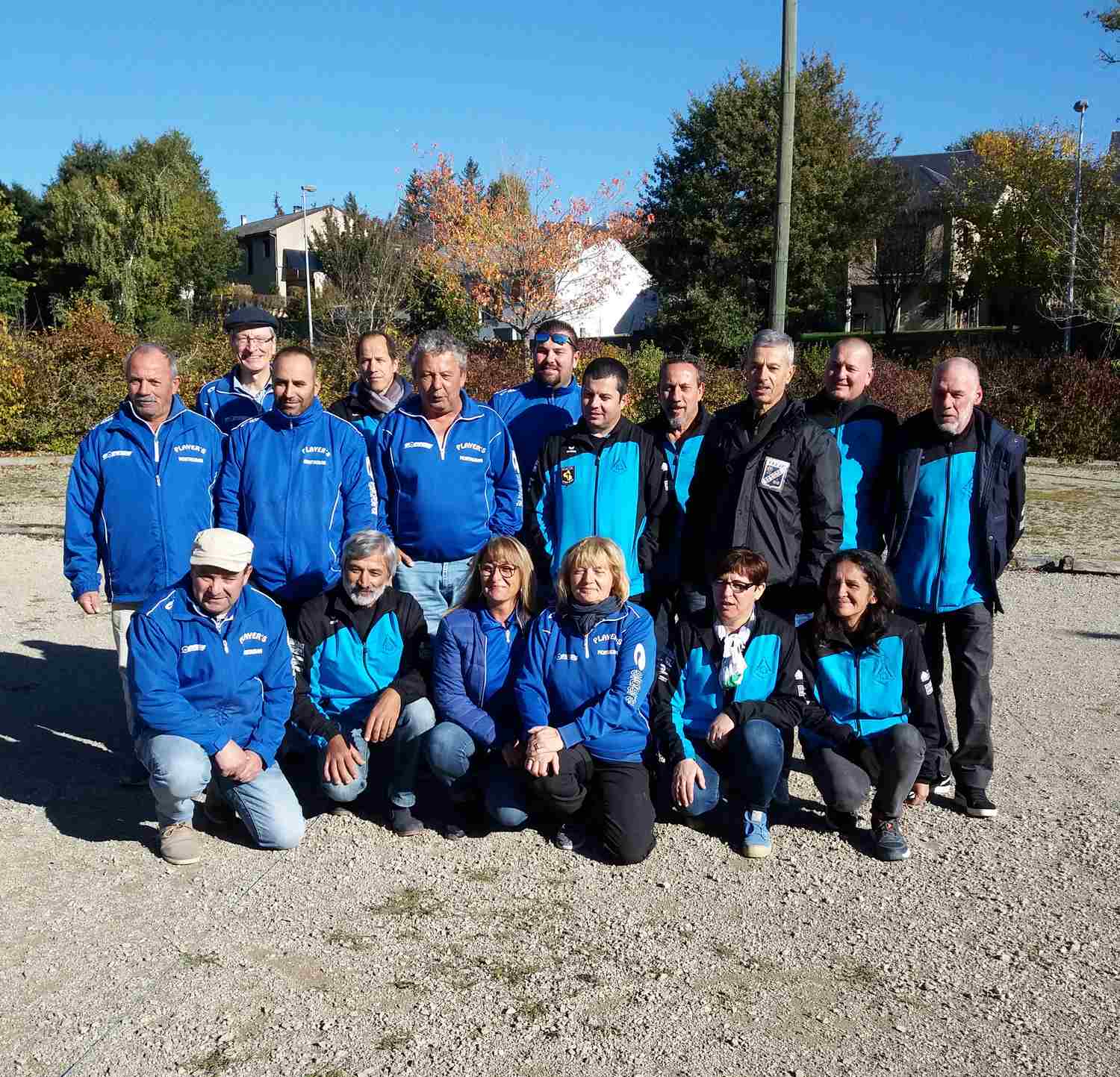 Les acteurs de cette rencontre entourés de l'arbitre