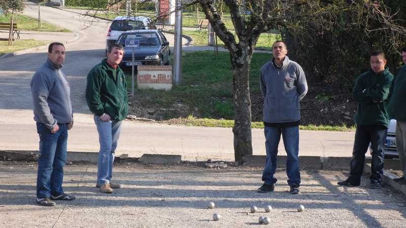 Mais que regardent-ils ? Un bel envoi de boule de David Jullien. Mais que regardent-ils ? Un bel envoi de boule de David Jullien.