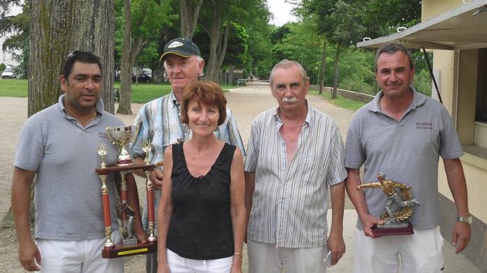 Les finalistes du 1er concours de provençal avec notre charmante trésorière