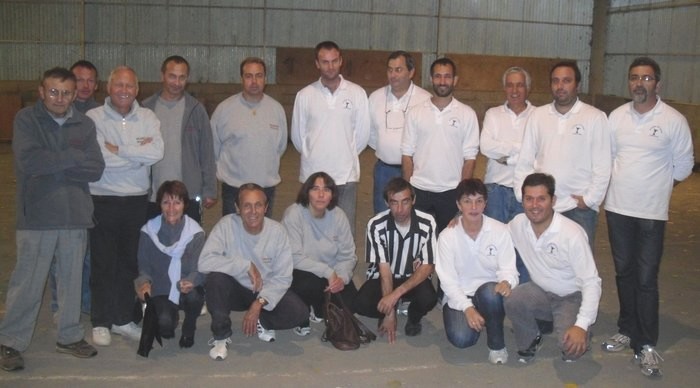 Les deux équipes et l'arbitre de la rencontre Les deux équipes et l'arbitre de la rencontre