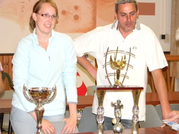 Julie et Jean-Sébastien ont gagné le challenge et à leur demande ils ont laissé le trophée à Daisy et John les enfants de Jojo. Le bureau de Pleudihen les remercie de ce geste symbolique et très très fair play qui honore la pétanque.