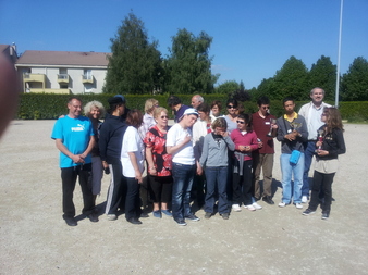 Initiation a la pétanque pour de trés jeunes handicapés