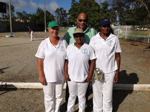 Les championnes de l'ABA en compagnie du sénateur  Jean-Etienne ANTOINETTE