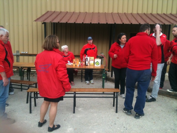 quand la météo le permet, nous nous installons pour nous taper une petite bouffe ensemble, et ensuite pour bien digérer, nous faisons quelques petites parties jusqu'a plus tard parfois !! quand la météo le permet, nous nous installons pour nous taper une petite bouffe ensemble, et ensuite pour bien digérer, nous faisons quelques petites parties jusqu'a plus tard parfois !!
