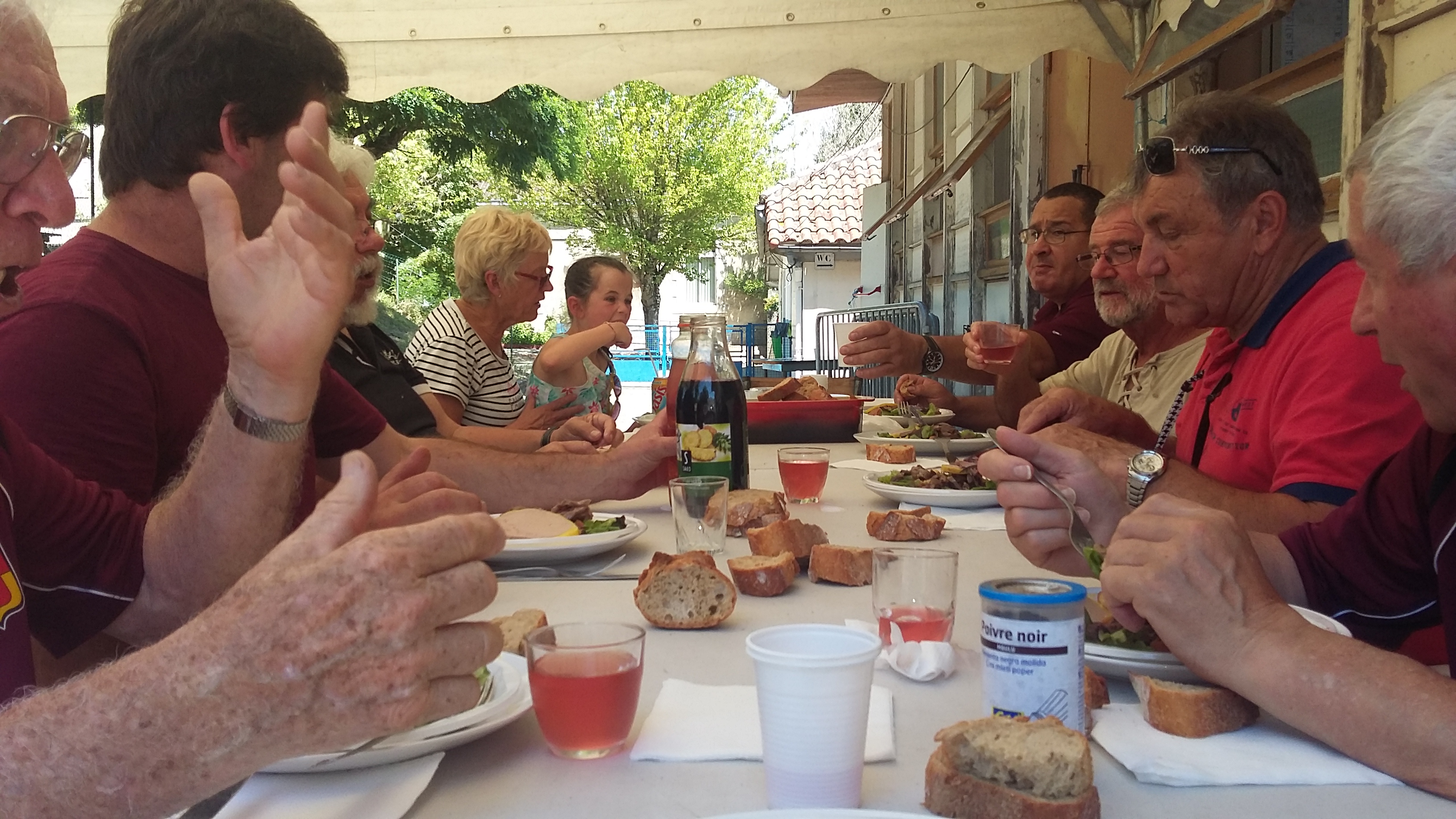 Les joueurs se restaurent.