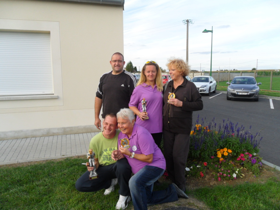 de gauche à droite en haut Emmanuel , Sabrina, Nathalie, David , Nicole de gauche à droite en haut Emmanuel , Sabrina, Nathalie, David , Nicole