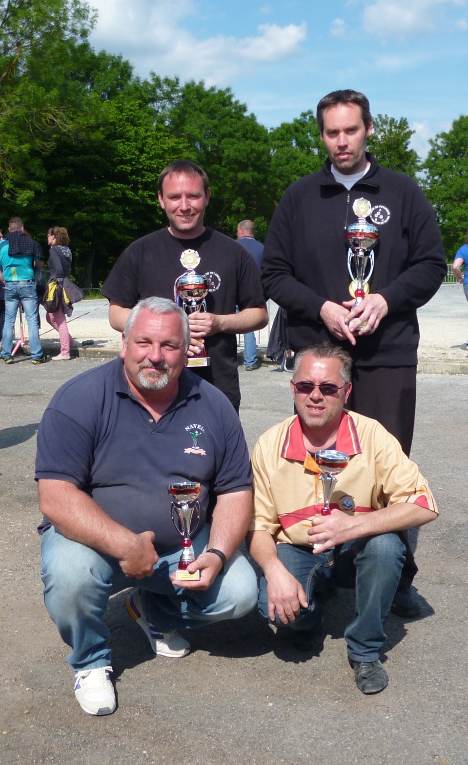 (debout) Marc CORNET et Stéphane MAIGRE (accroupis) Laurent JORE et Laurent MAURICE (debout) Marc CORNET et Stéphane MAIGRE (accroupis) Laurent JORE et Laurent MAURICE
