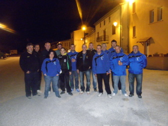 Les deux équipes au complet Les deux équipes au complet