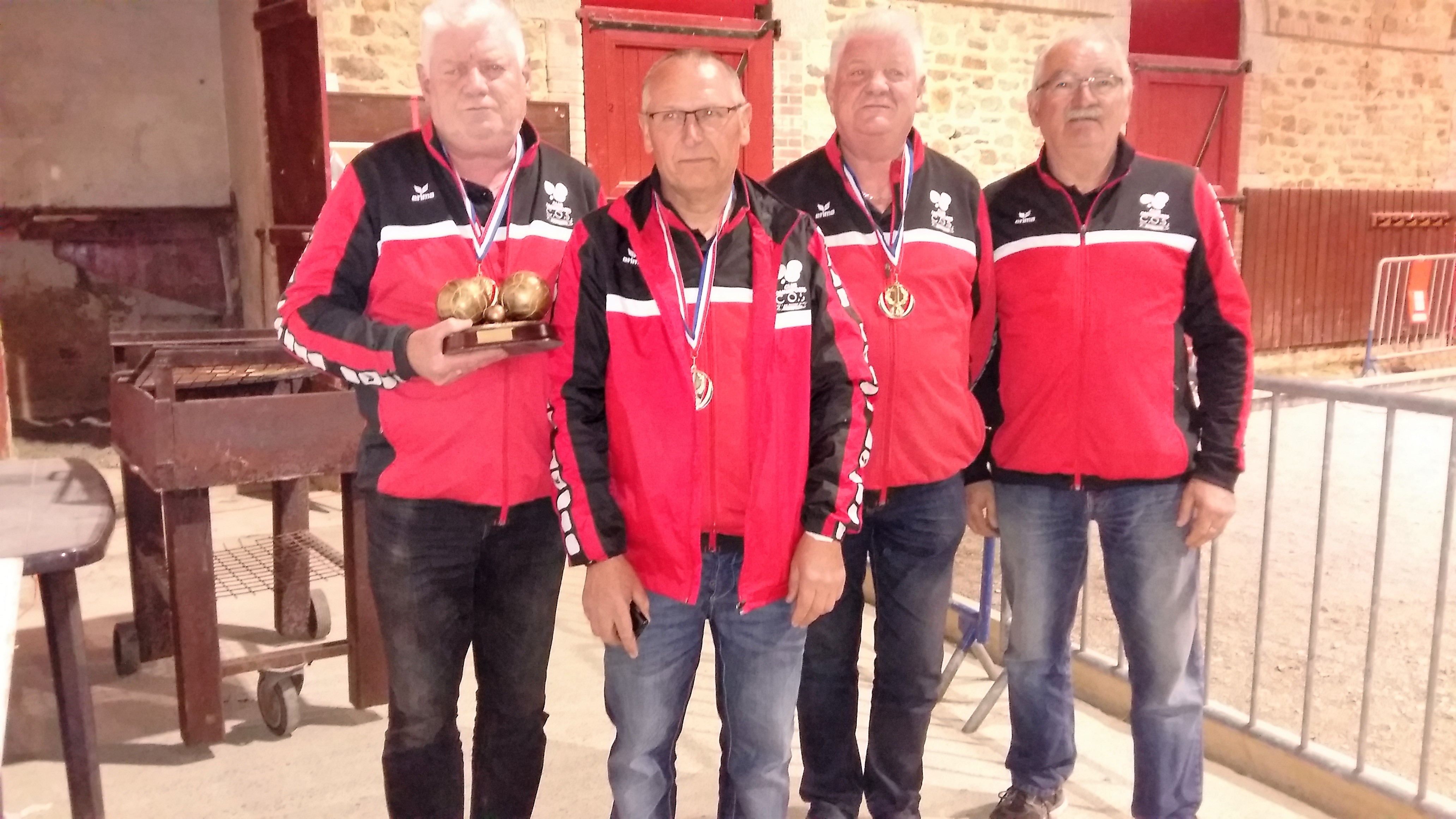 les vainqueurs: jean BLANC- daniel LEFRANCOIS- patrick BLANC avec le président : roger BRUNET