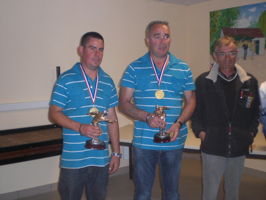 CHAMPION de LIGUE DOUBLETTE : DEROUET john - AUMONT daniel CHAMPION de LIGUE DOUBLETTE : DEROUET john - AUMONT daniel