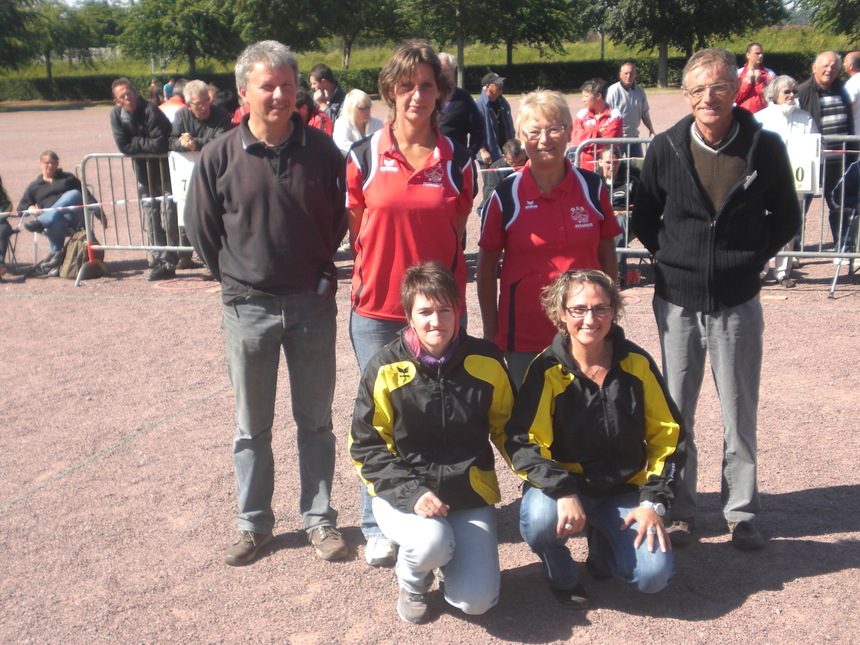 les VAINQUEURS: GILLES aurélie - GUILLOIS estélle ( VILLEBAUDON )       et les FINALISTES