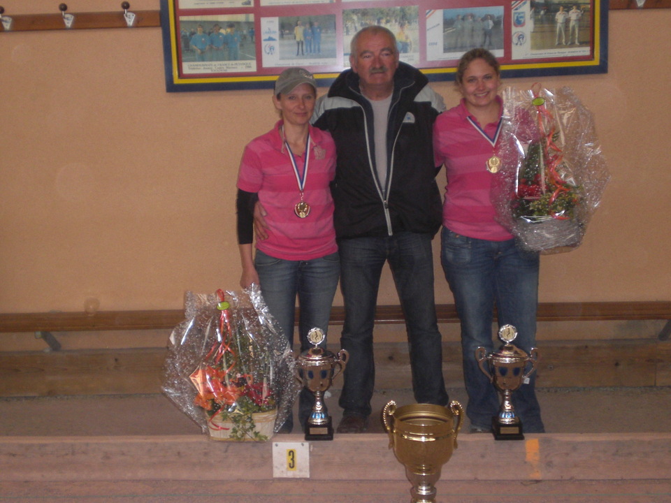 les championnes GIFFAUT yolande- RENAULT delphine et leur président roger BRUNET