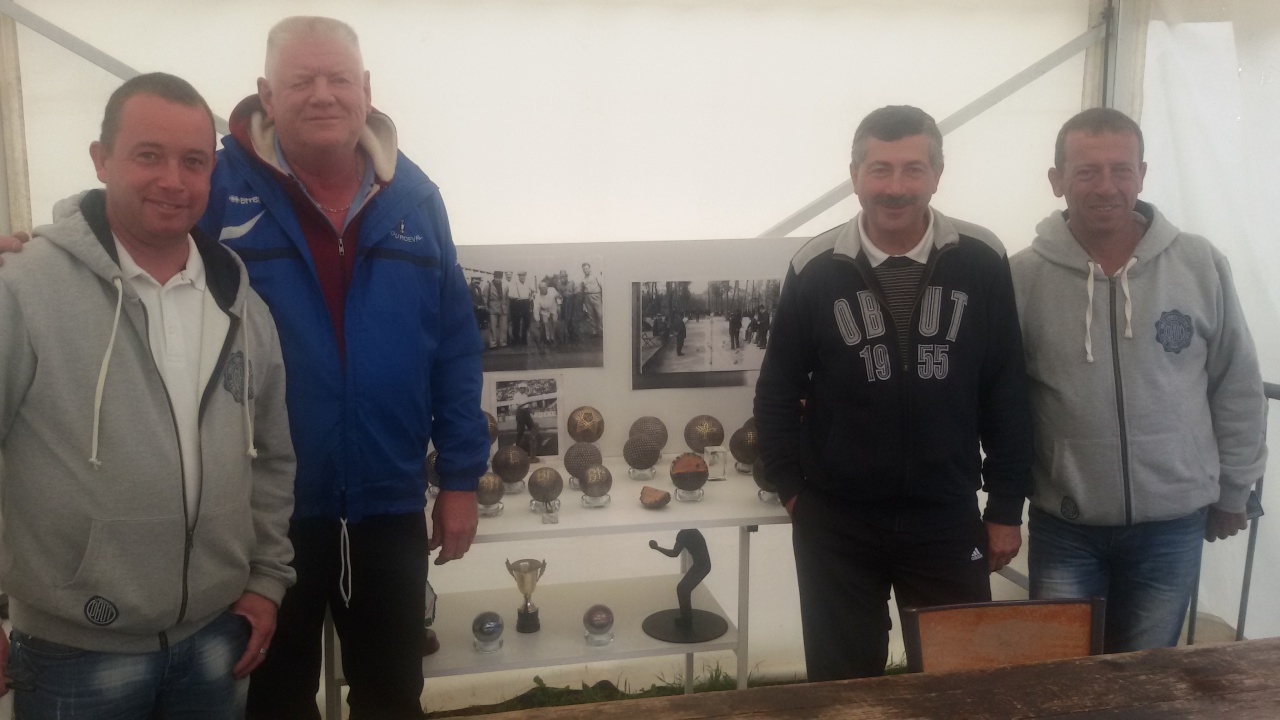 VIEILLES BOULES CLOUTEES 2 VIEILLES BOULES CLOUTEES 2