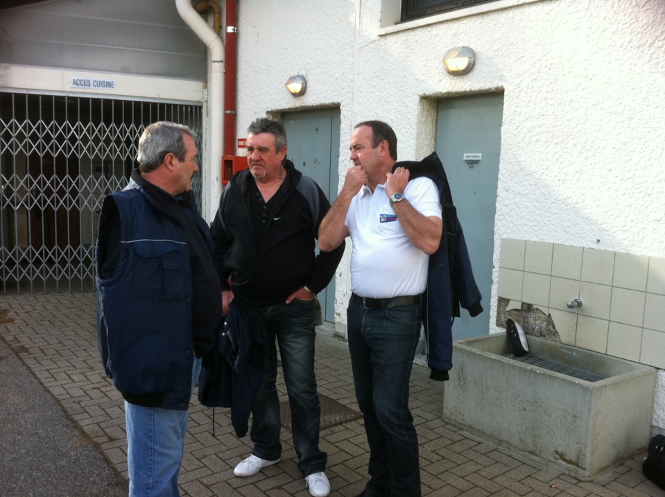 Les joueurs plutôt détendus...un peu chaud quand même avec le blouson du club. Les joueurs plutôt détendus...un peu chaud quand même avec le blouson du club.