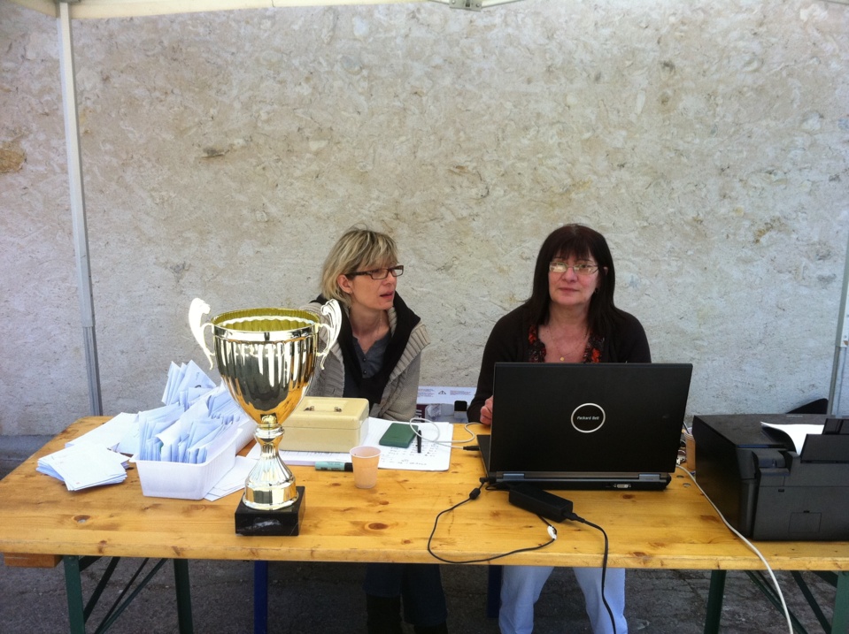 Nadine et Brigitte se préparent aux inscriptions