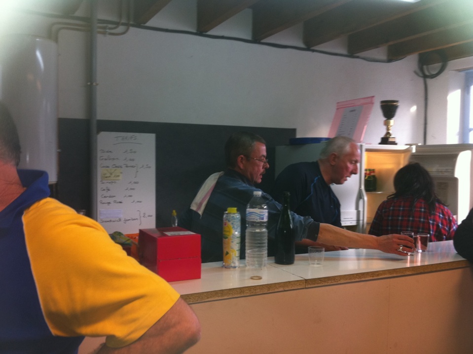 Ca s'active derrière la buvette Ca s'active derrière la buvette